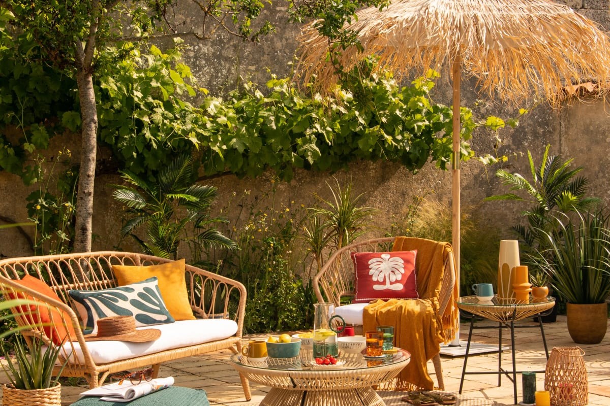 Salotto esterno con tavolino Figuera e arredi da giardino estivi