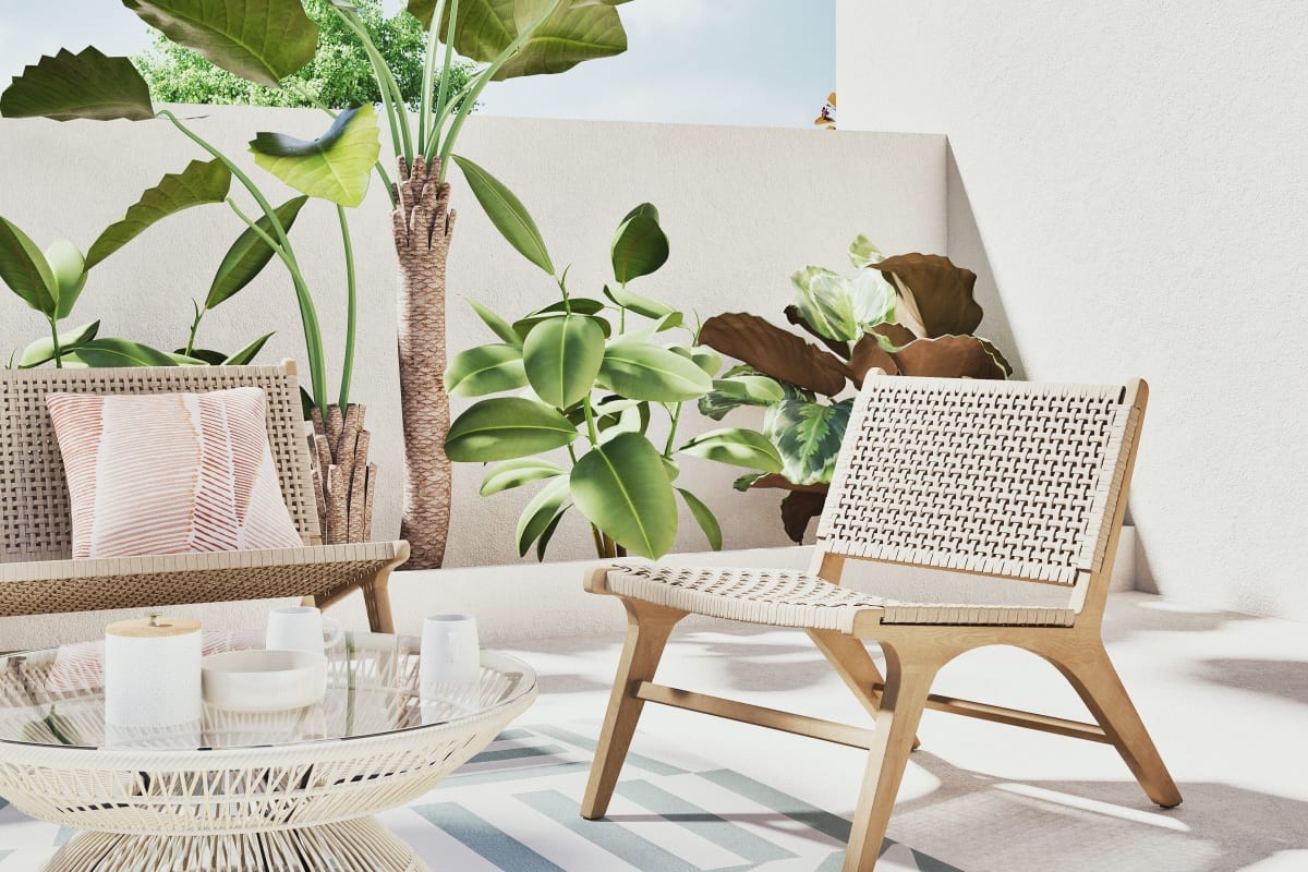 Tavolino rotondo in corda beige e vetro su terrazzo con seduta chiara
