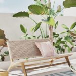 Tavolino Figuera Maisons du Monde in un salotto outdoor luminoso