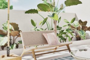Tavolino Figuera Maisons du Monde in un salotto outdoor luminoso