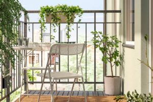 Il tavolo IKEA da 19,95 euro che rende utile anche un balcone minuscolo