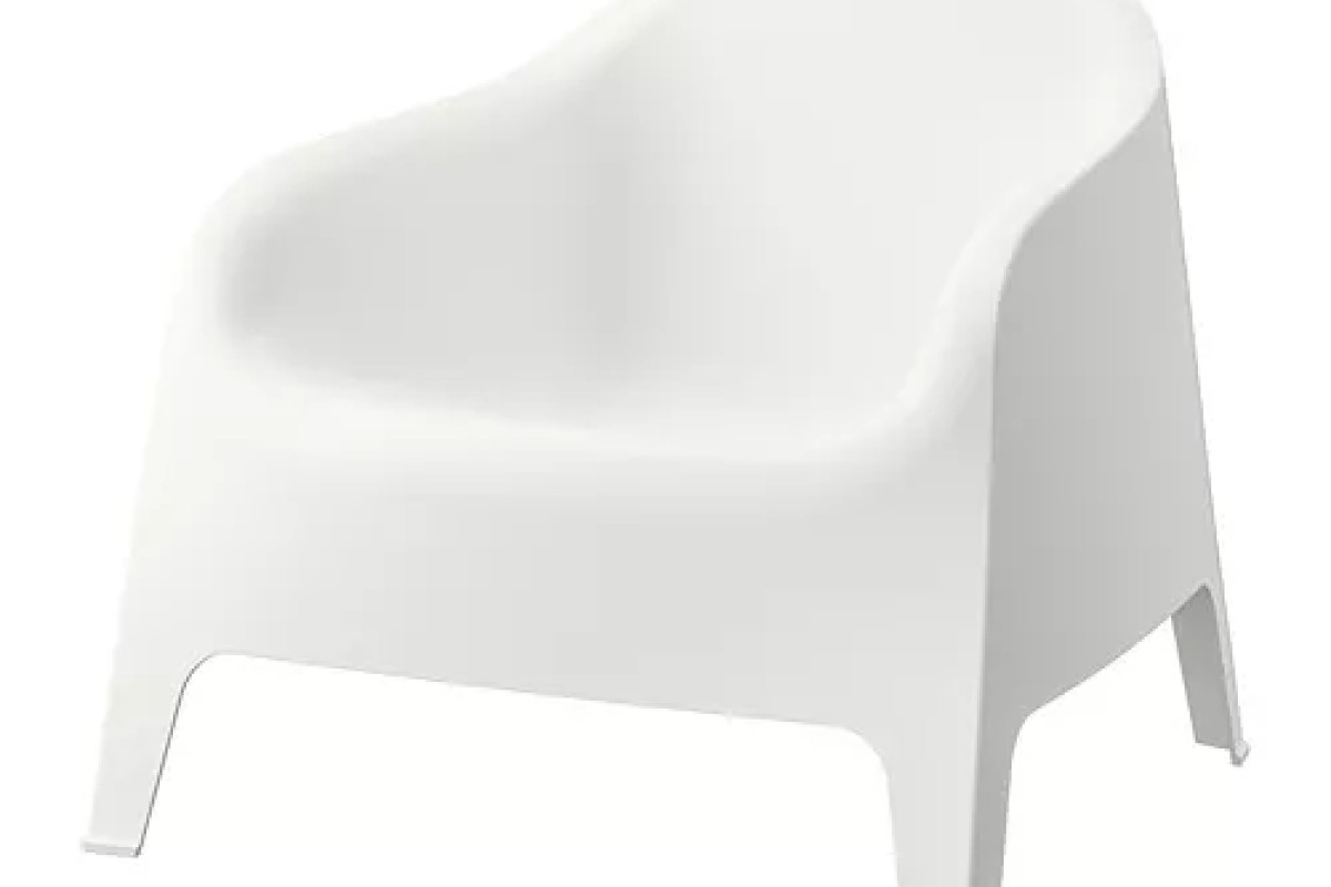 Poltrona IKEA SKARPÖ bianca vista su fondo chiaro