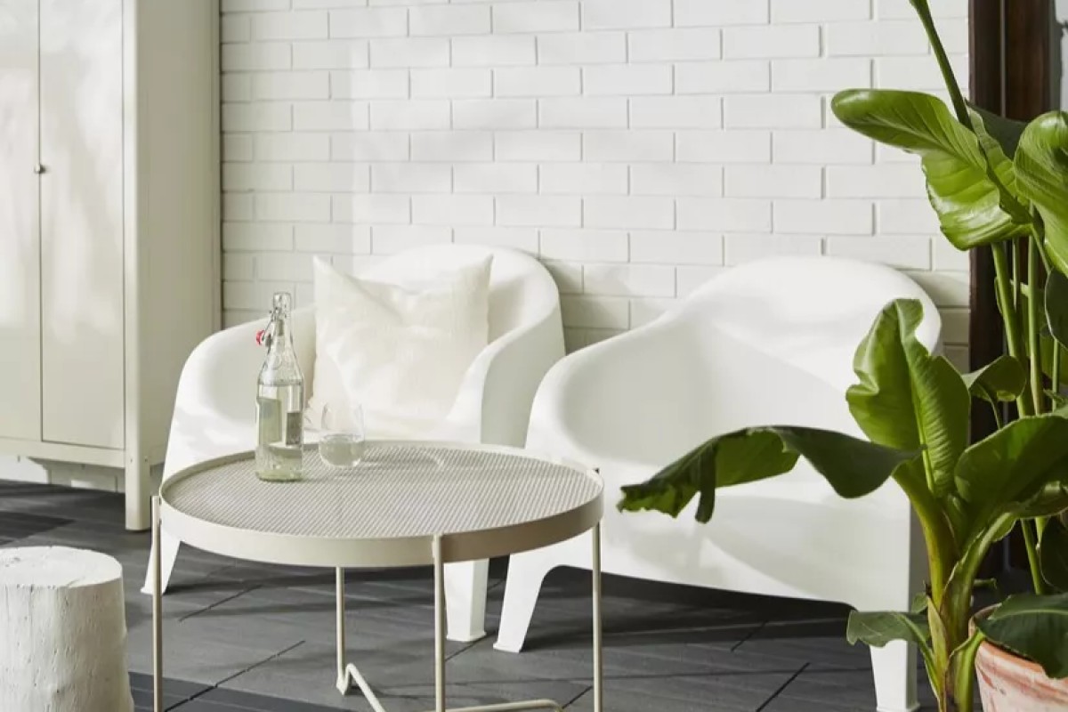 Due poltrone IKEA SKARPÖ bianche con tavolino in un terrazzo luminoso