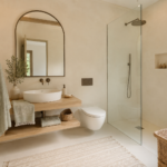Bagno estivo più fresco: superfici opache e tessili leggeri