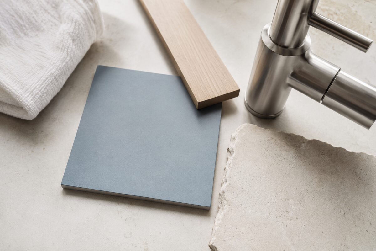 Campioni di blu polvere, legno chiaro e acciaio satinato per bagno