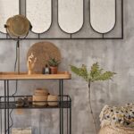 Carrello Maisons du Monde GLASGOW in soggiorno con oggetti decorativi