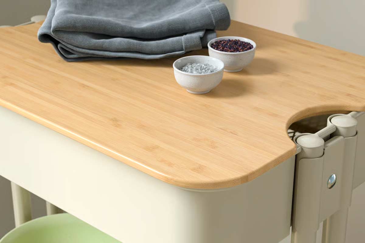Carrello IKEA RÅSKOG NORRÅVA beige con piano in bambù