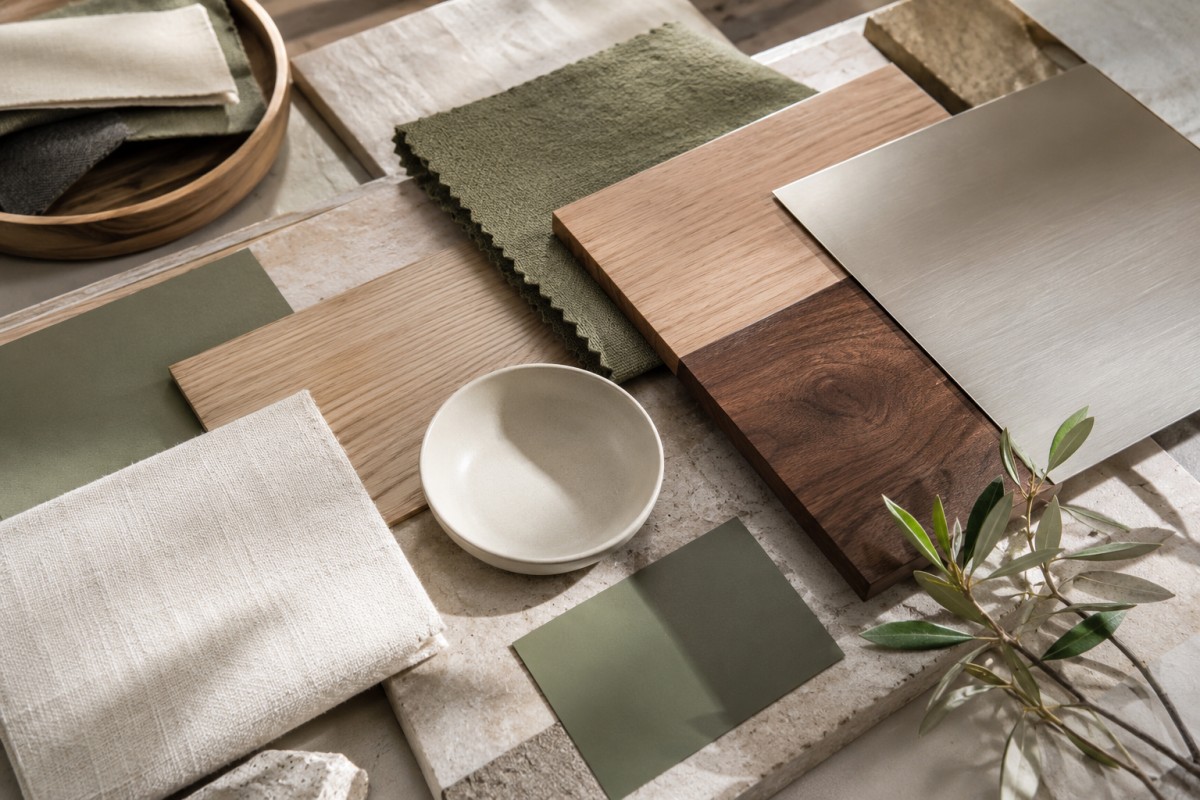 Moodboard con verde oliva, lino naturale, legno e ceramica opaca