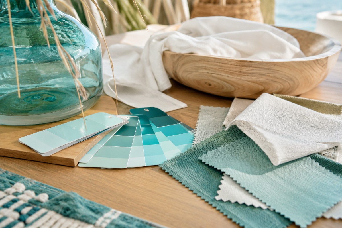 Palette acquamarina con tessuti, vetro colorato e legno naturale