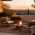 Terrazzo estivo elegante con tappeto grande, vasi neutri e lampada ricaricabile