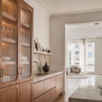 Cucina luminosa con ante in vetro scanalato e legno caldo
