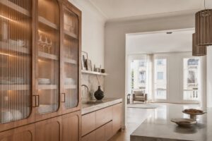 Cucina luminosa con ante in vetro scanalato e legno caldo