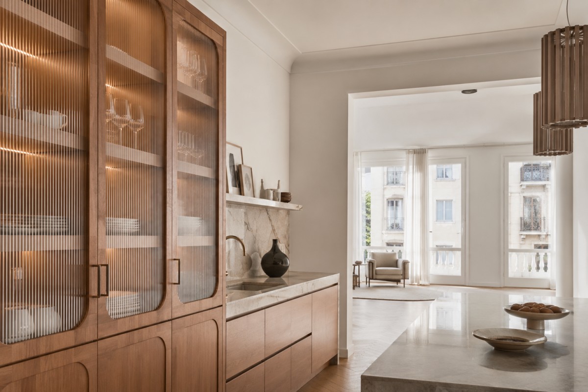 Cucina luminosa con ante in vetro scanalato e legno caldo