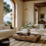 Soggiorno elegante con tessili a righe e materiali caldi