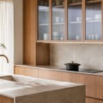 Cucina luminosa con ante in vetro cannettato e legno chiaro