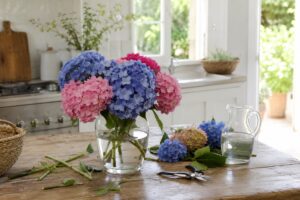 Vaso con ortensie recise blu e rosa su tavolo luminoso