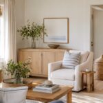 Soggiorno in stile coastal nordico con lino bianco legno chiaro e righe blu