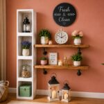Parete fai da te con cassette di legno bianche e mensole rustiche decorate