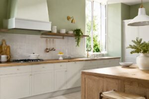 Cucina verde pistacchio con legno caldo e luce naturale