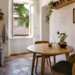 Cucina piccola luminosa con tavolo rotondo in legno chiaro