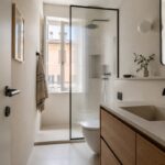 Bagno piccolo con parete doccia in vetro cannettato e mobile in legno chiaro