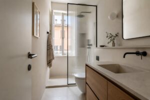 Bagno piccolo con parete doccia in vetro cannettato e mobile in legno chiaro