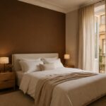 Camera da letto con parete marrone cacao, biancheria chiara e legno naturale