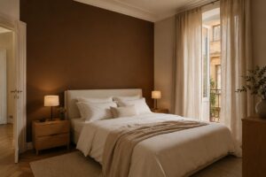 Camera da letto con parete marrone cacao, biancheria chiara e legno naturale