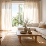 Soggiorno estivo luminoso con lino, fibre naturali e legno chiaro