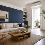 Soggiorno luminoso con parete blu profondo, bianco caldo e legno naturale