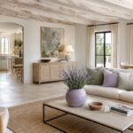 Soggiorno in stile provenzale alleggerito con lino, legno chiaro e colori morbidi