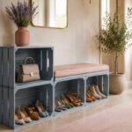 Scarpiera con panca fai da te realizzata con cassette di legno color grigio azzurro e cuscino rosa