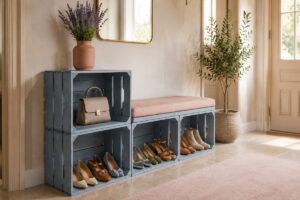 Scarpiera con panca fai da te realizzata con cassette di legno color grigio azzurro e cuscino rosa