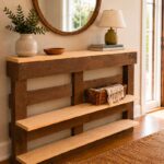 Consolle da ingresso fai da te realizzata con pallet, ripiani in legno chiaro e decorazioni naturali