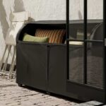 Contenitore IKEA TOSTERÖ nero su terrazzo con cuscini outdoor riposti