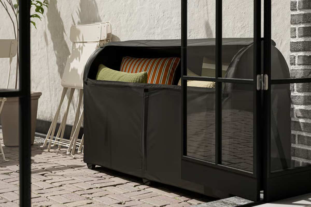 Contenitore IKEA TOSTERÖ nero su terrazzo con cuscini outdoor riposti