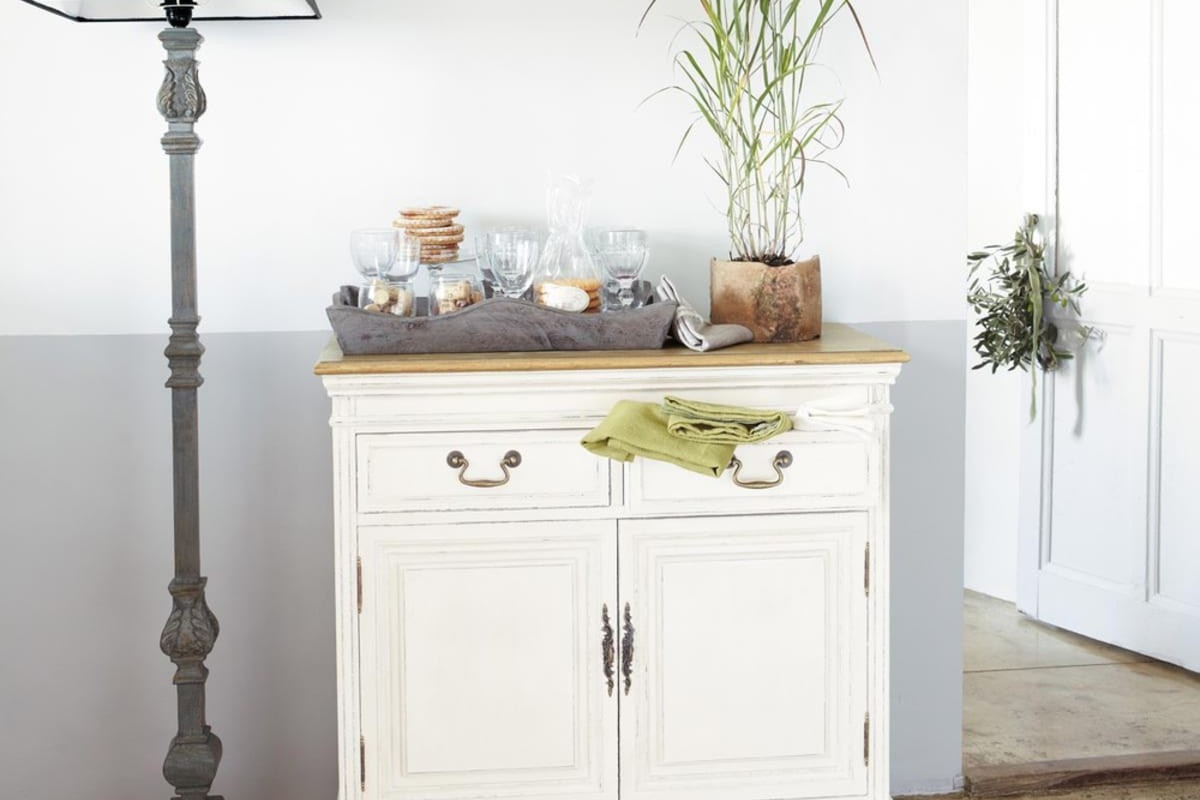 Dettaglio ambientato della credenza crema Léontine