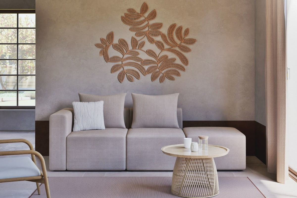 Decorazione murale KAYA su parete beige sopra divano chiaro