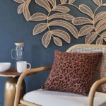 Decorazione Maisons du Monde KAYA in juta su parete blu con poltrona