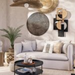 Decorazione murale SAKINA Maisons du Monde in legno di mango sopra un divano chiaro