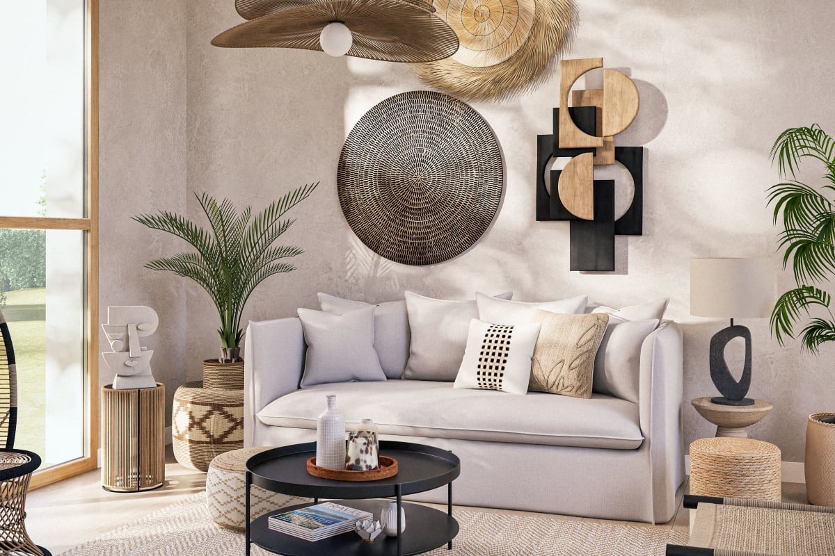 Decorazione murale SAKINA Maisons du Monde in legno di mango sopra un divano chiaro