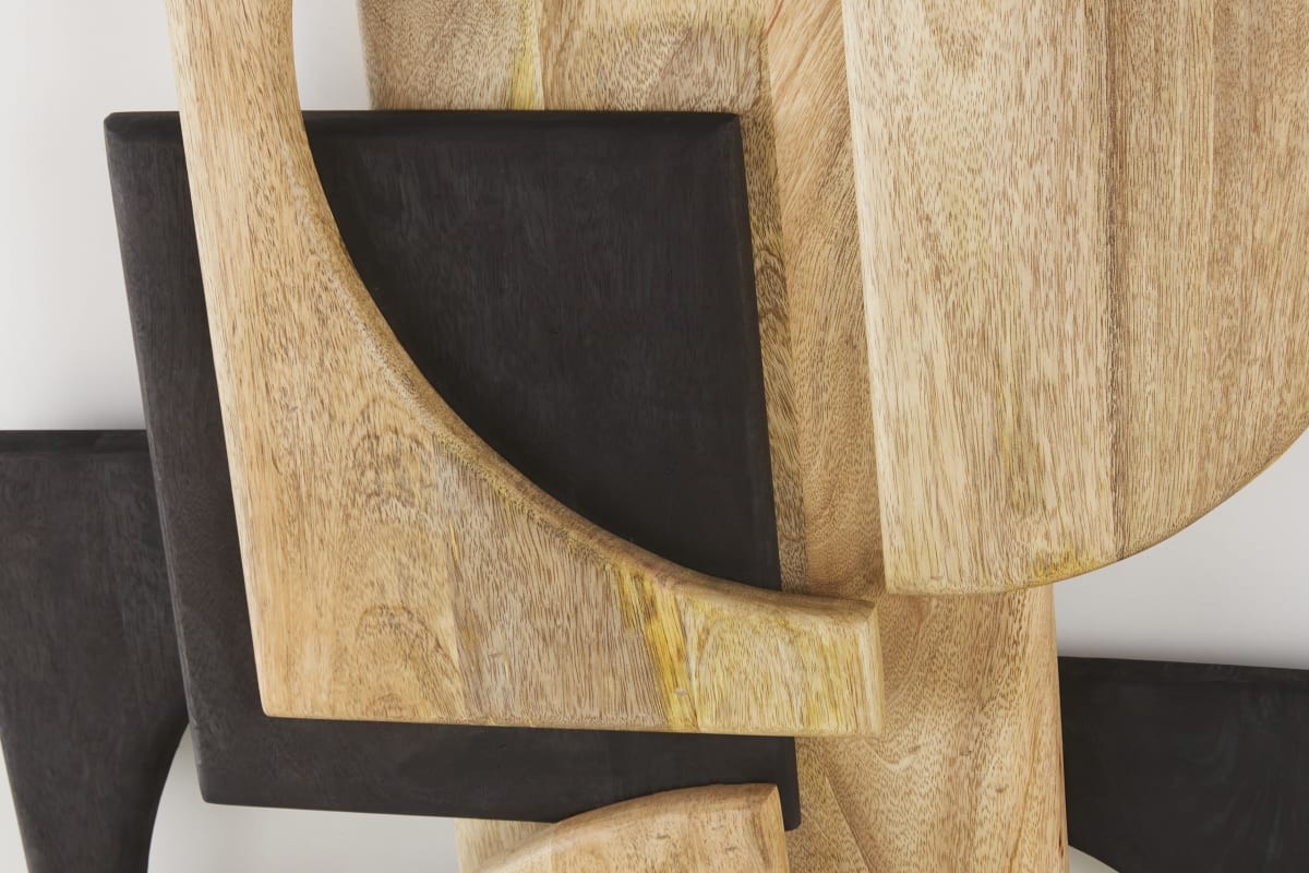 Dettaglio delle geometrie in legno di mango della decorazione SAKINA