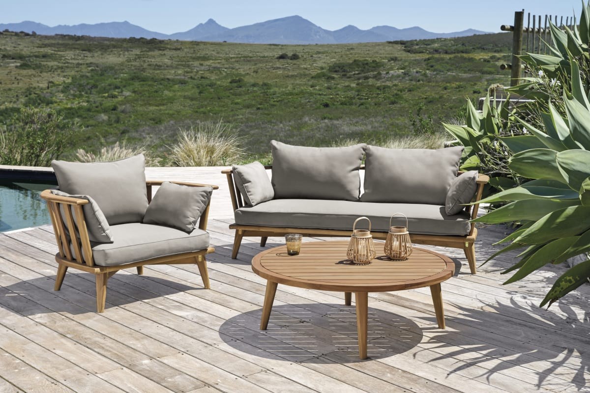 Divanetto Noumea con tavolino e piante in ambiente outdoor naturale