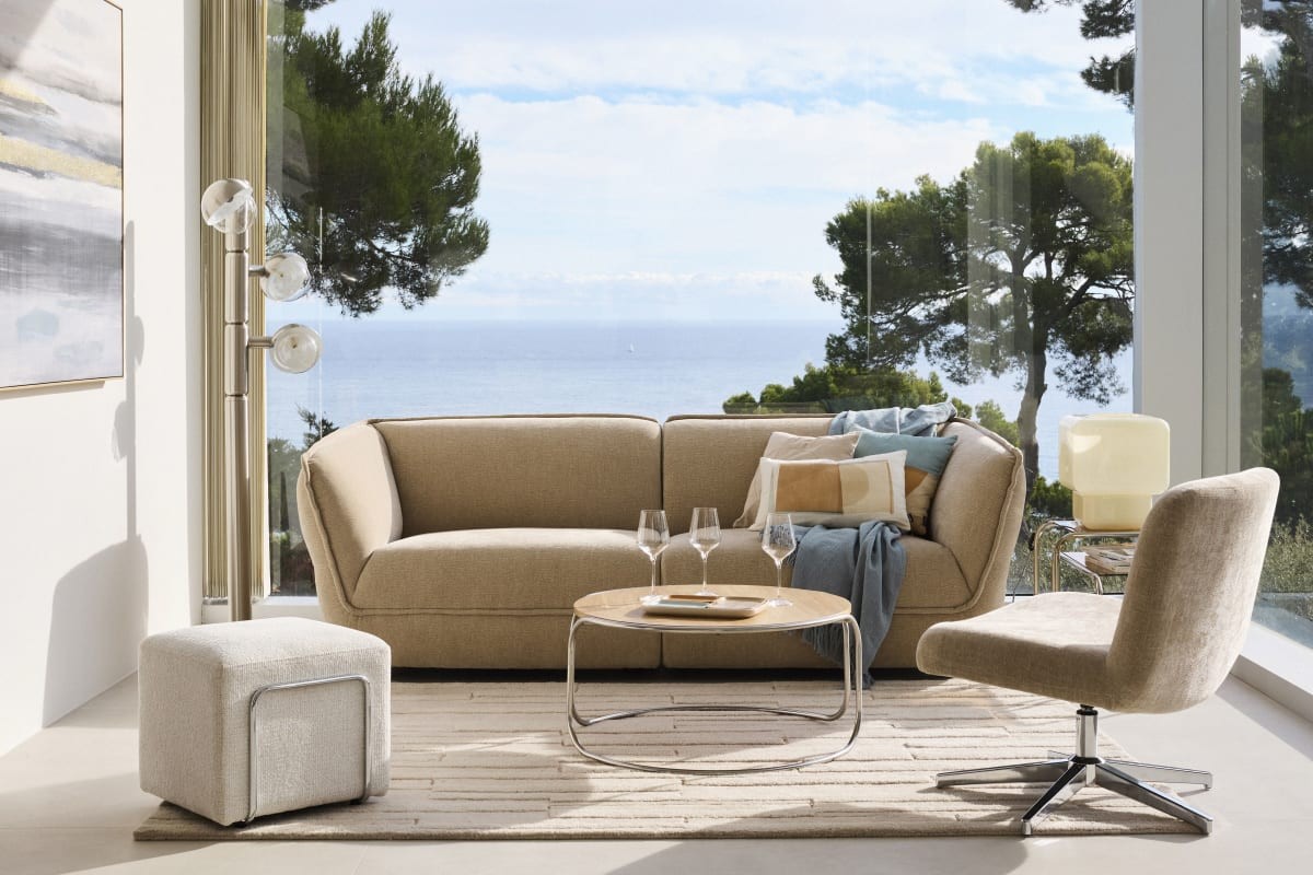 Divano beige Maisons du Monde abbinato a poltrone e tavolino