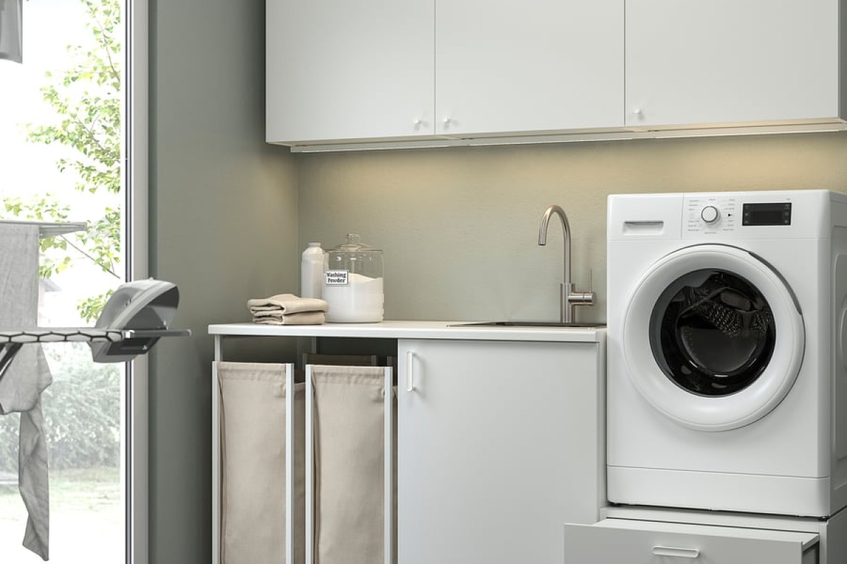 Lavanderia chiara con base IKEA ENHET sotto la lavatrice
