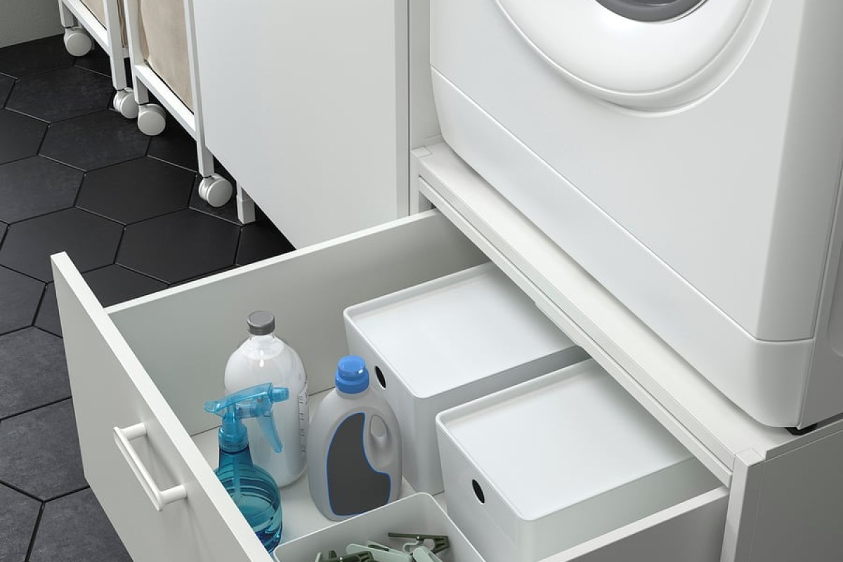 Cassetto della base ENHET con detersivi e accessori per il bucato
