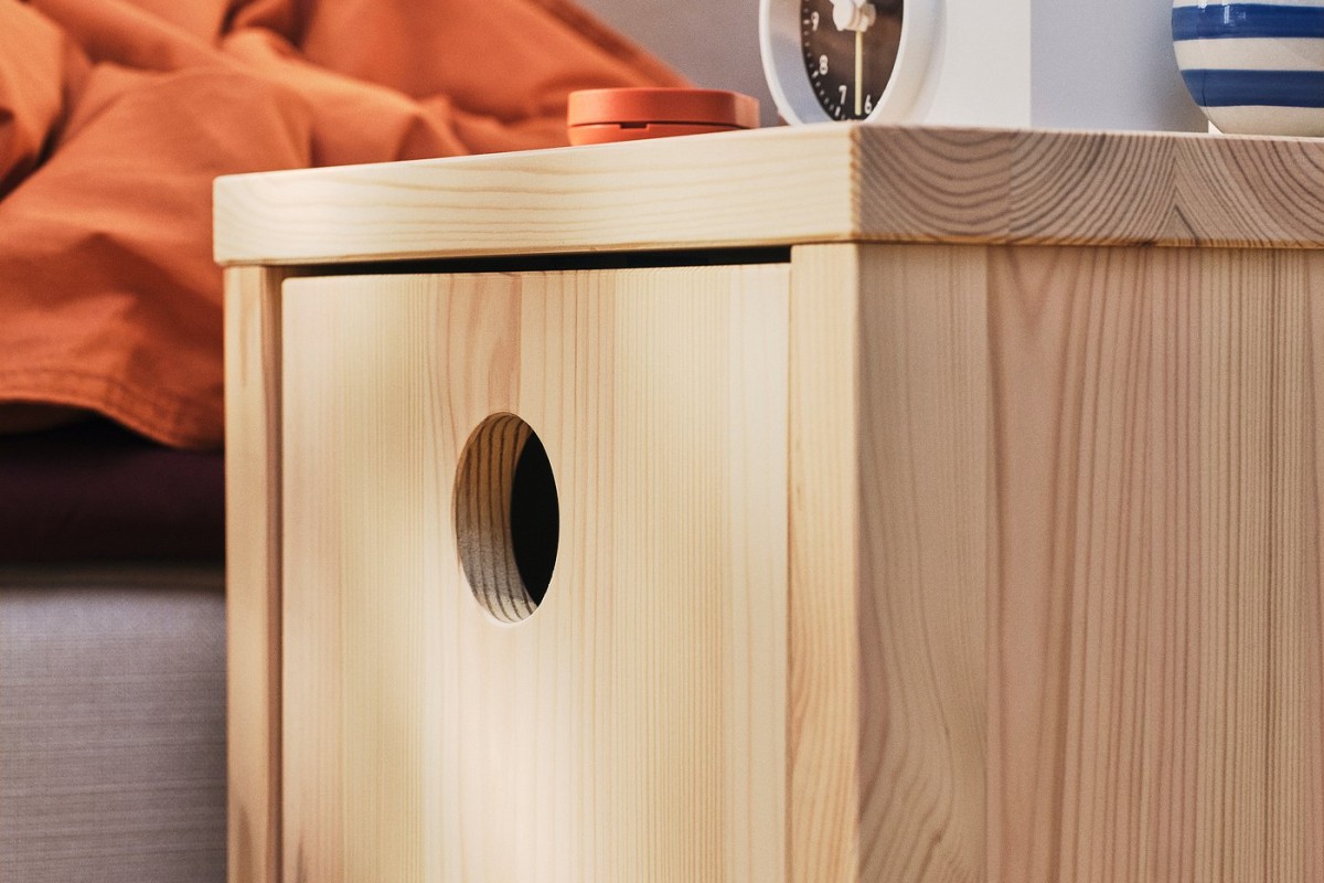 Dettaglio del comodino IKEA PS 2026 con venature del pino e foro frontale