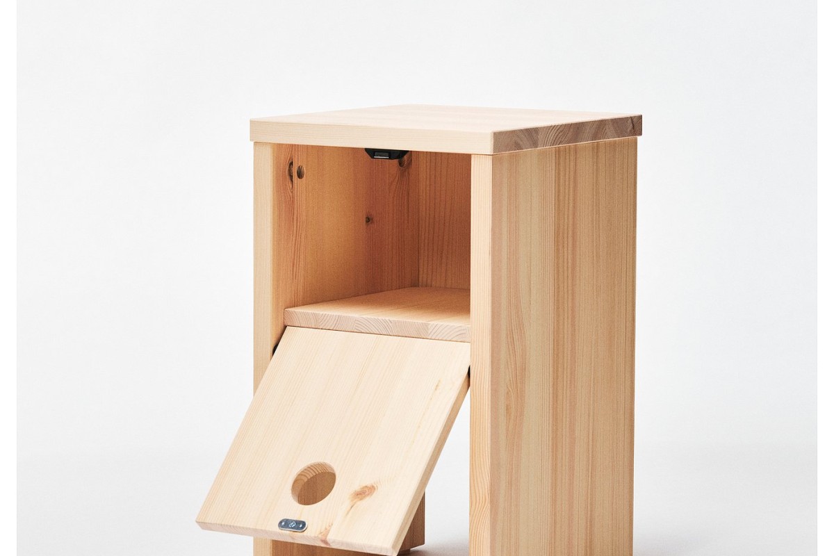 Comodino IKEA PS 2026 aperto con anta ribaltabile in pino