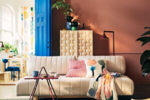 Divano letto IKEA PS 2026 in soggiorno con parete calda