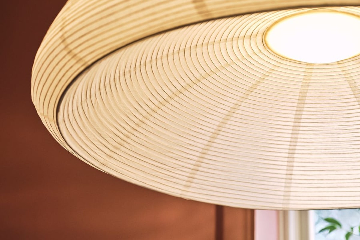 Primo piano della carta di riso illuminata della lampada IKEA PS 2026